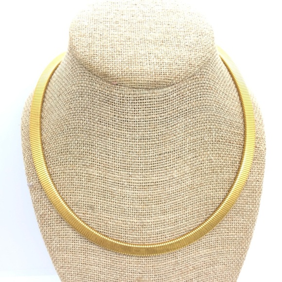 VINTAGE OMEGA COLLAR NECKLACE 80S 90S BRUSHED GOLD TONE CLEOPATRA - Picture 1 of 12